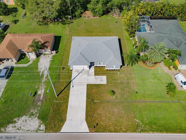 Building Photo - 574 NW Bayshore Blvd