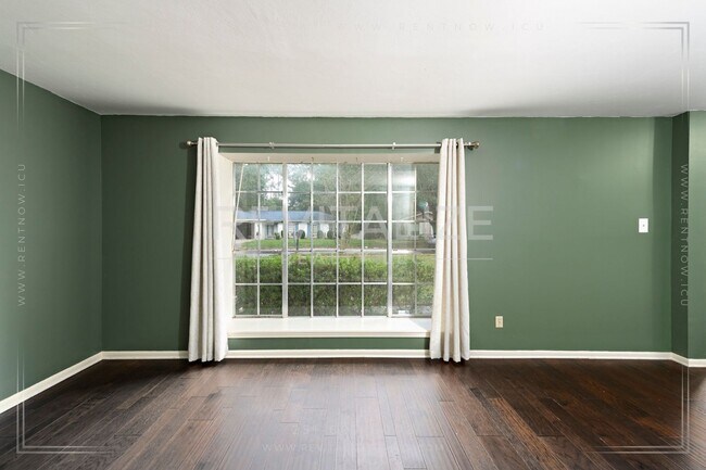 Foto del edificio - 3/2 Brick Home with Sunroom, Deck, and Car...