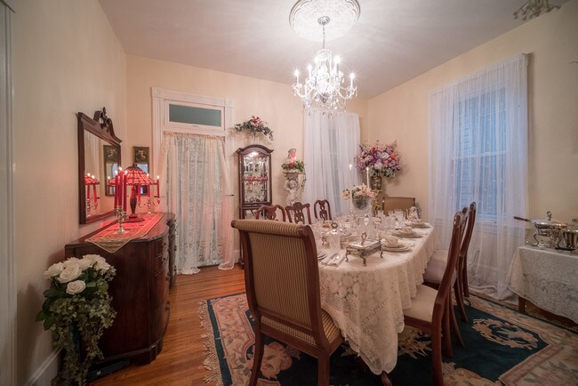 Comedor - Elegante y bufet de mesa - 319 N 1st St