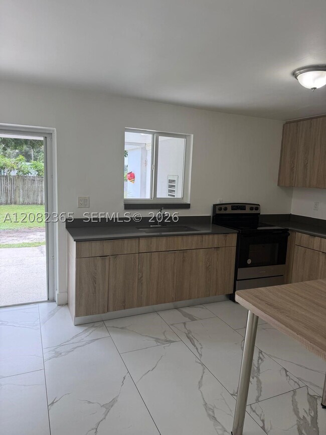 Foto del edificio - 2542 NE 182nd St