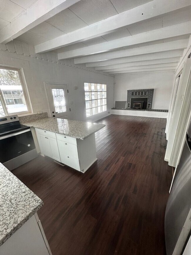 Foto del edificio - 2Bd home close to Bijou school! Call for availability today!