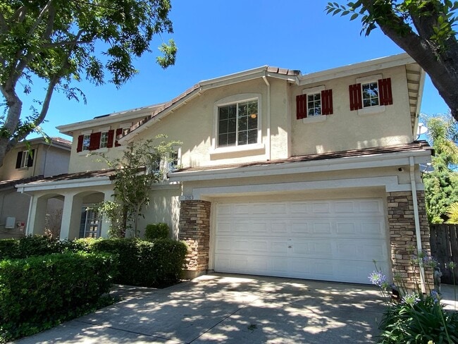 Foto del edificio - Two Story, Three Bedrooms, Two And A Half Bathrooms In Brookside