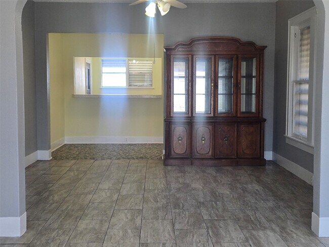 Building Photo - 3828 Ave S