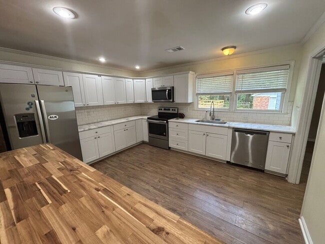 Building Photo - 816 Savage Rd