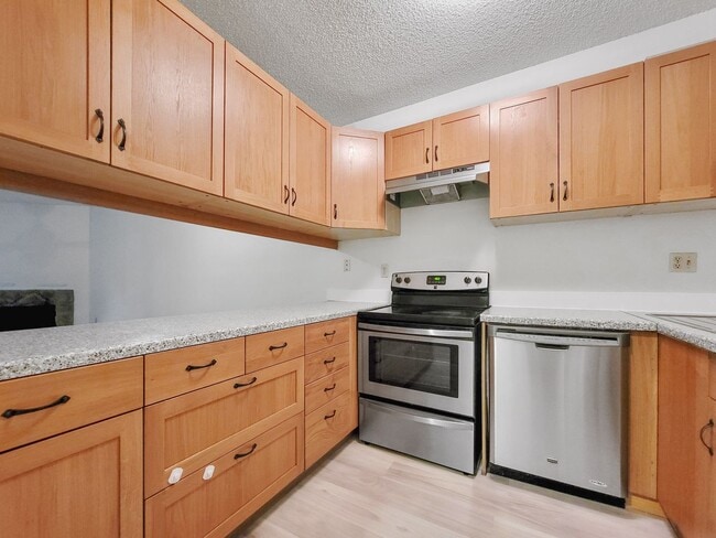 Building Photo - Water/sewer/garbage included in rent/Plus ...