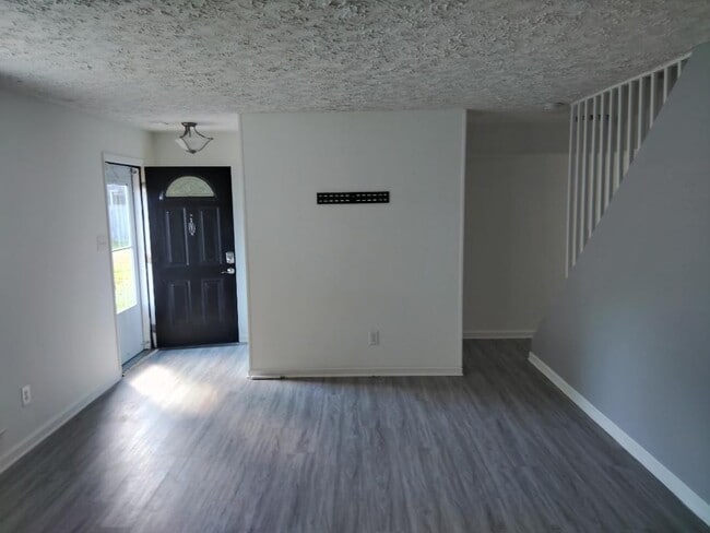 Building Photo - 300 Oakway Ct