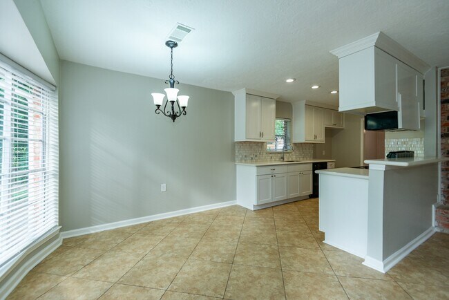 Building Photo - 7403 Tall Pines Dr