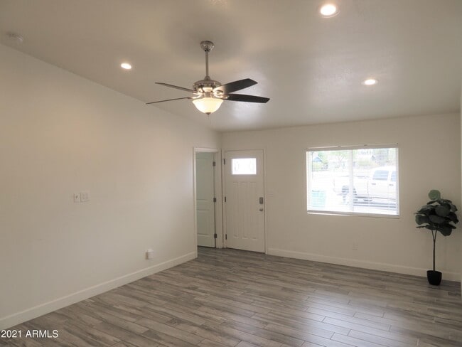 Foto del edificio - 2156 E Jerome Ave