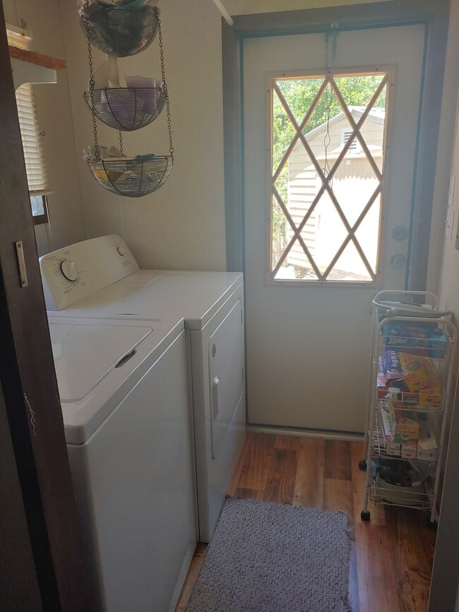 Building Photo - Furnished or unfurnished!