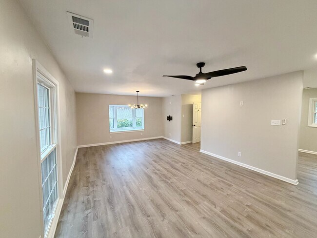 Entryway/living area - 2910 Driftwood Dr
