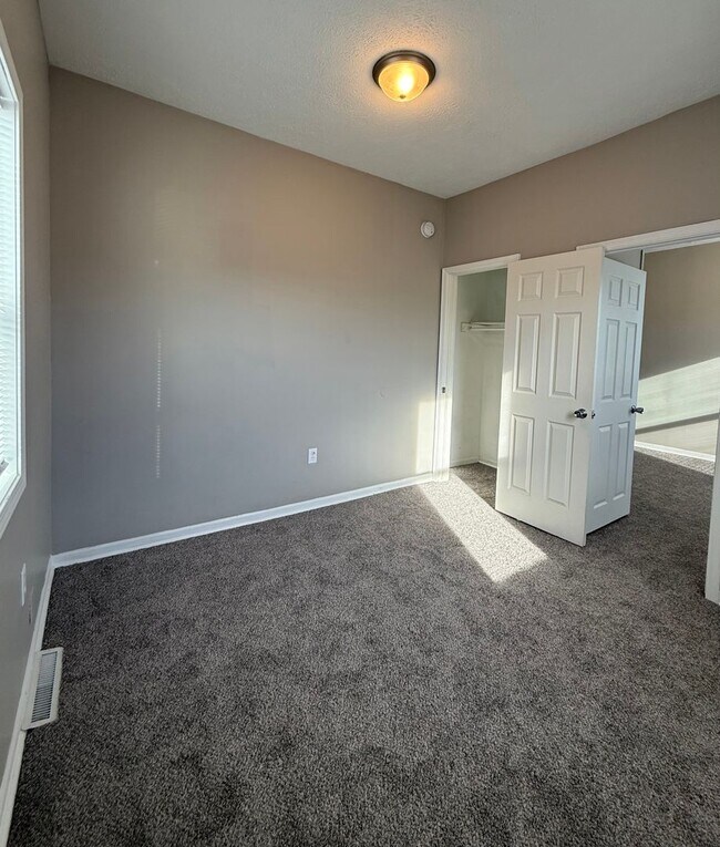 Building Photo - 3 Bedroom Home with Basement & Yard