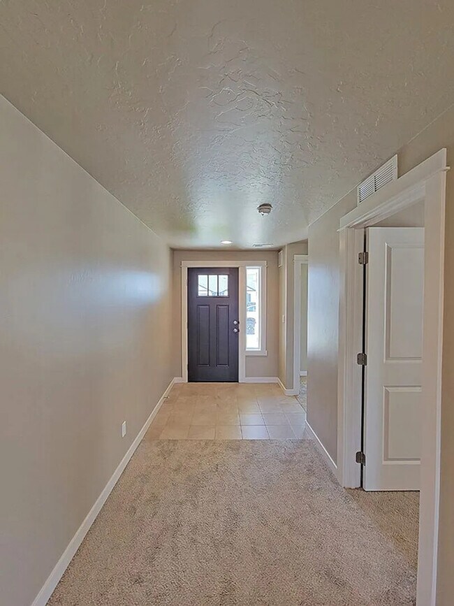 Entrada - 1096 N Ryde Ave