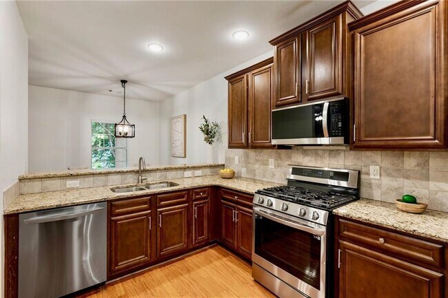 Foto del edificio - 313 Hidden Creek Ln