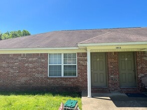 Building Photo - 1013 N Parker Rd