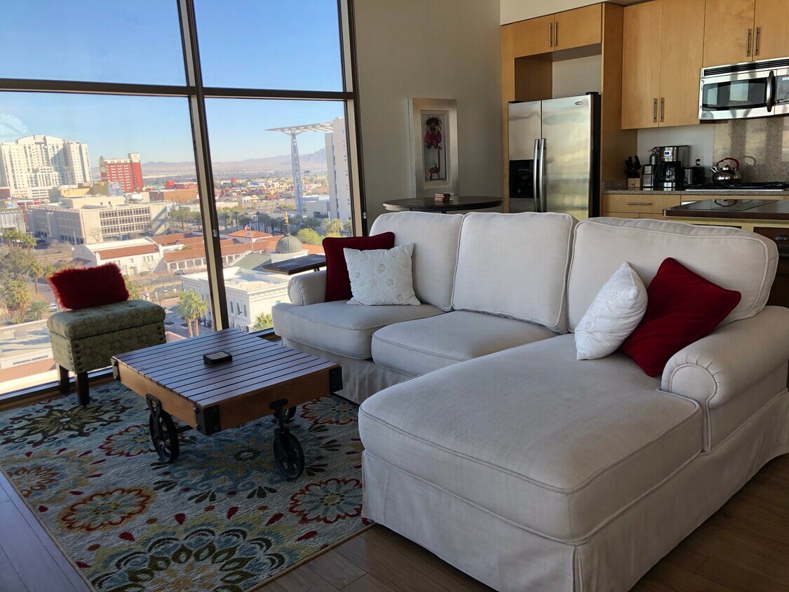 Foto principal - 353 E Bonneville Ave