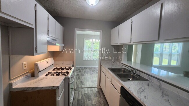 Foto del edificio - 5566 Windwood Rd