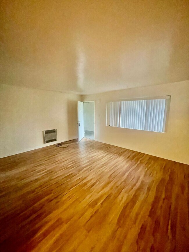 Foto del edificio - Coming Soon!! Downstairs studio, with water, trash and basic cable included!