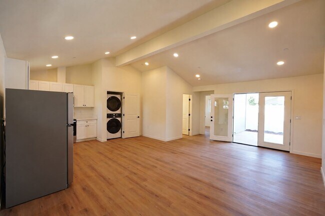 Building Photo - 4805 Charlotte Way