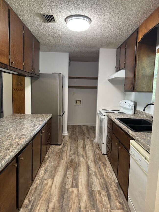 Building Photo - 3 Bedroom 2 Bath House
