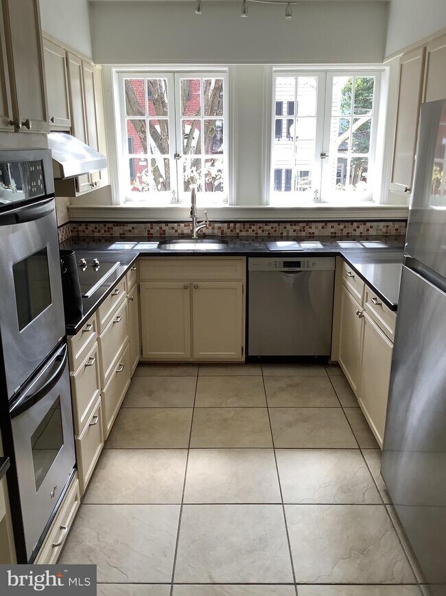 Foto del edificio - 3333 Reservoir Rd NW