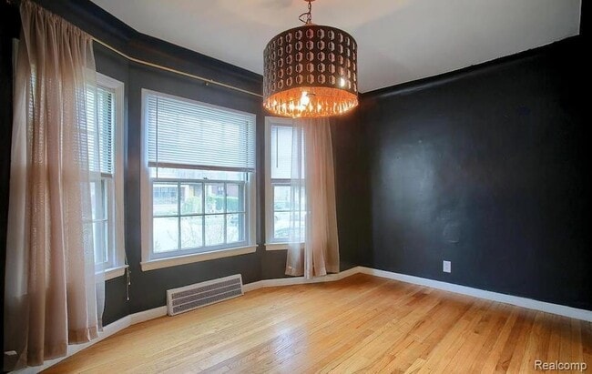 Building Photo - 348 E Maplehurst Ave