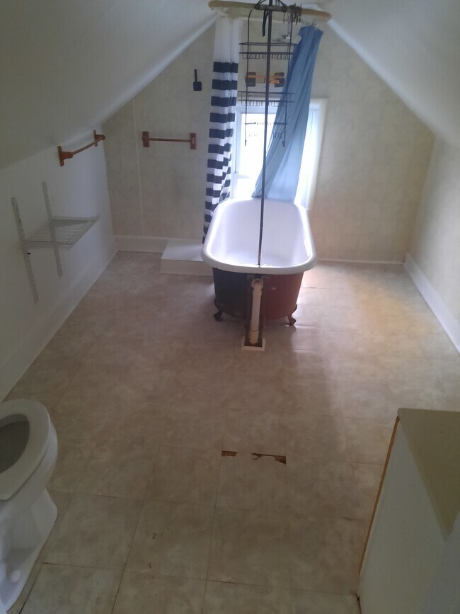 Baño - 219 S Main St