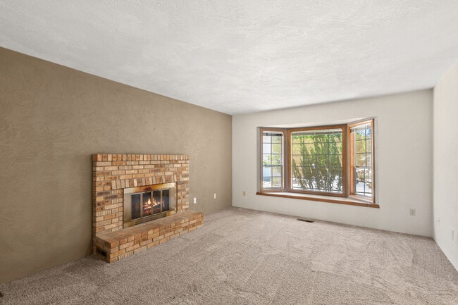 Building Photo - 876 Ridgeway Cir