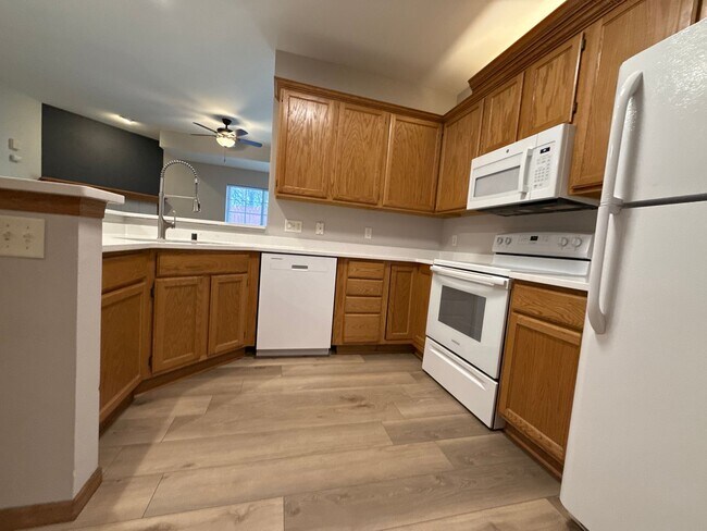 Foto del edificio - Large 2 Bedroom, 2 Bath apartment with 2 car garage