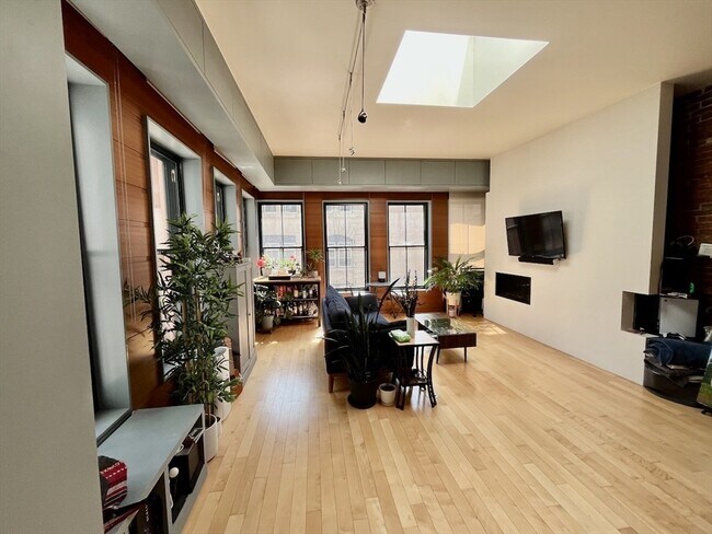 Building Photo - 16 Lagrange St