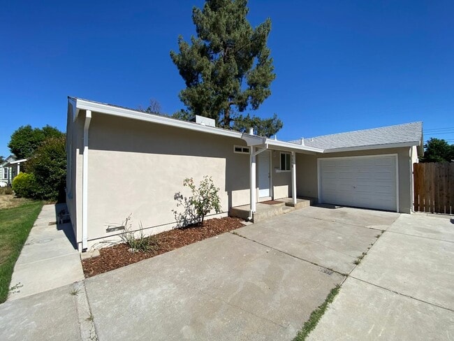 Building Photo - Renovated 3 Bed 1 Bath Home in Lincoln Village Open House Thursday June 25th 12:00-1:00 PM