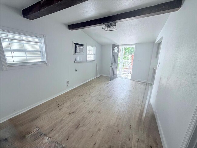 Foto del edificio - 2120 Carlton Dr