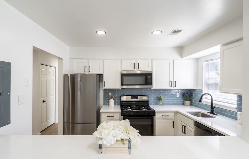 Kitchen-Renovated - Middlebrooke Apartments