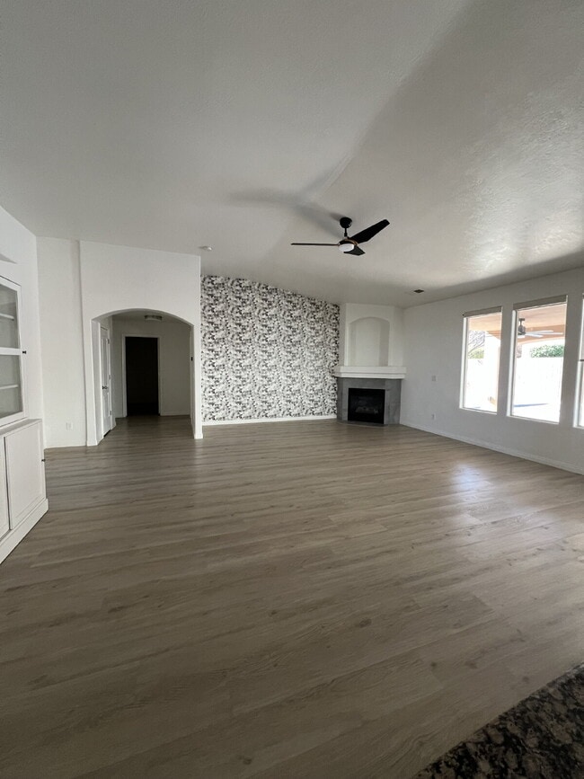 Building Photo - "Spacious 5-Bedroom Oasis with 3 Full Baths in Beautiful St. George – 2,998 Sq. Ft. of Comfort!"