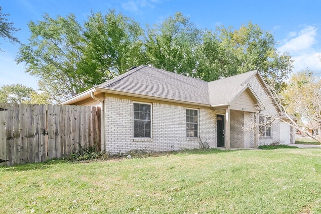 Building Photo - 450 Southgate Dr