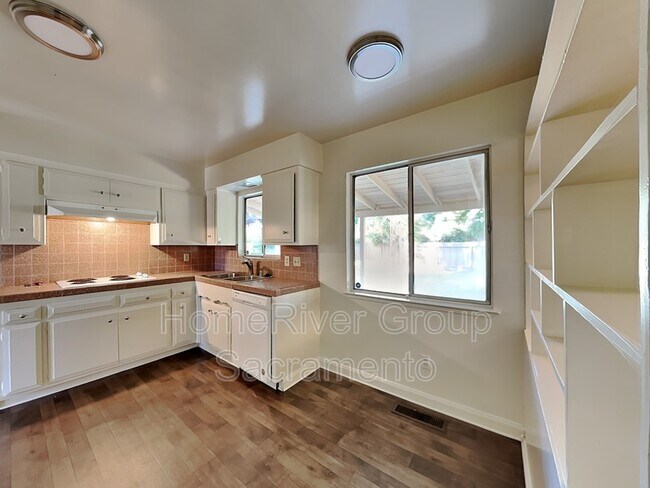 Foto del edificio - 6598 Willowbrae Way