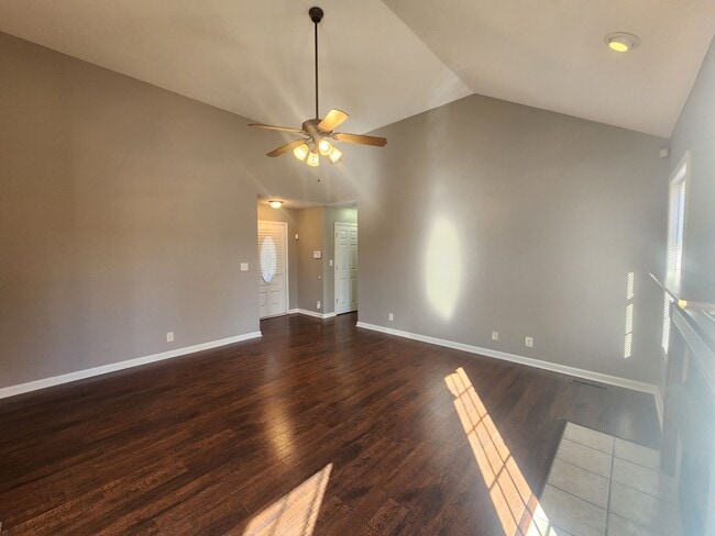 Building Photo - $1850 - 3 Bedroom 2.5 Bath + Bonus Room