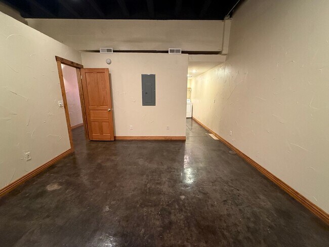 Building Photo - MOVE IN SPECIAL! 1 BEDROOM LOFT @ OLIVER'S...