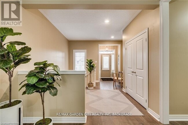 Building Photo - 221 Shoreview Dr