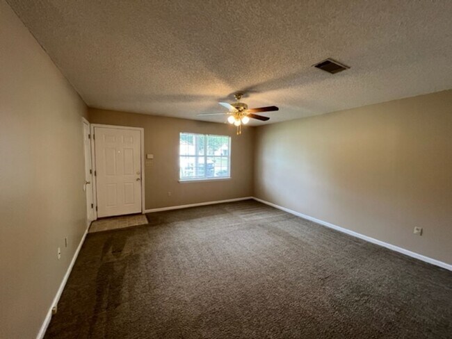 Building Photo - 2 Bedroom, 2 bath duplex