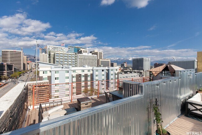 Foto del edificio - Historic Downtown Loft | Secure Garage Parking, Rooftop Access & Turn-Key Options