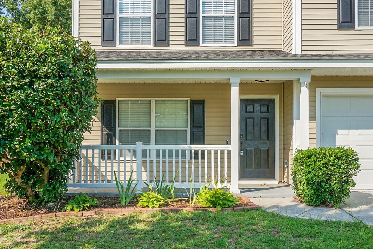 Foto principal - Spacious 2 Story, 4 BR, 2.5 BA, 2 Car Gara...