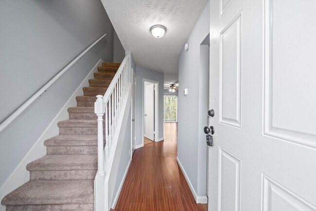 Foto del edificio - 2 Bedroom Condo For Rent Near Post!