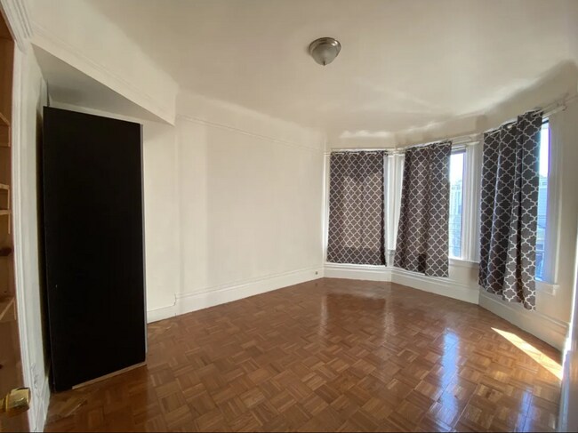1st room - 969 Florida St