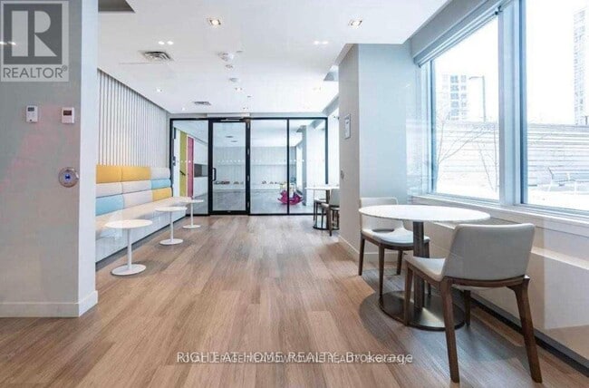 Photo du bâtiment - 4065 Confederation Pkwy