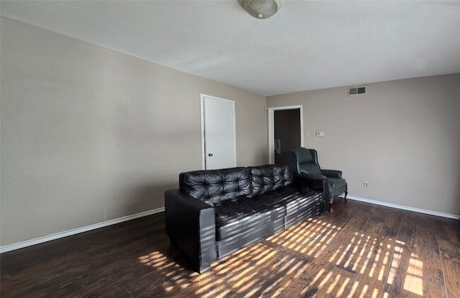 Foto del edificio - 8307 Bunche Dr