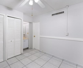 Building Photo - 6436 Miami Lakes Dr