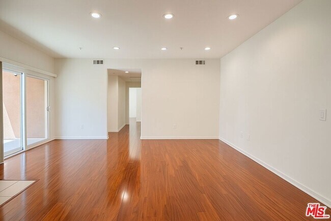 Foto del edificio - 12132 Hart St