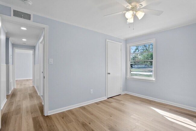 Building Photo - 6 Ranchland Dr