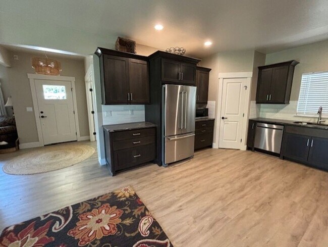 Foto del edificio - 3 bed 2 bath  Home for Rent in Talent