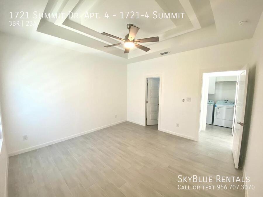 Building Photo - 1721 W Smt Dr